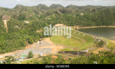 Une vue aérienne du barrage Guajataca, un des nombreux projets que le U.S. Army Corps of Engineers est impliqué avec à Porto Rico. Plus d'une douzaine de fonctionnaires d'Army Corps of Engineers des États-Unis, l'Agence fédérale de gestion des urgences, et le Porto Rico Electric Power Authority, a sondé les Porto Rico paysage pour surveiller la progression d'une variété de missions de secours en cas de catastrophe USACE, au lendemain des ouragans Irma et Maria. Le groupe qui a participé à l'hélicoptère tournée comprenait le général Todd T. Semonite, le général commandant de l'USACE et le 54ème chef d'ingénieurs ; R Banque D'Images