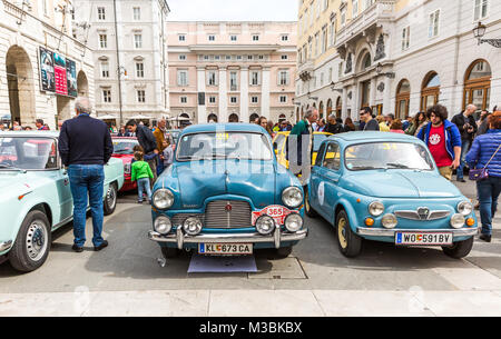 TRIESTE, Italie - 3 avril : Photo d'une Fiat 500 et Six Sephyr Puch sur l'historique Opicina Trieste. Le 3 avril 2016. Historique Opicina est regulari Trieste Banque D'Images