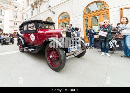 TRIESTE, Italie - 3 avril : Photo d'un vintage classic cars sur l'historique Opicina Trieste. Le 3 avril 2016. Trieste est la régularité historique Opicina exécuter f Banque D'Images