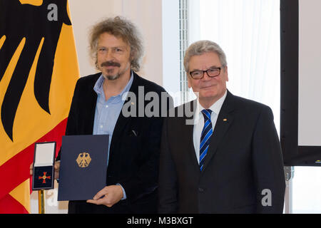 BAP-Sänger Wolfgang Niedecken wurde am 21. Februar 2013 im Schloss Bellevue mit Bundesverdienstkreuz durch Bundespräsident Joachim Gauck geehrt Banque D'Images