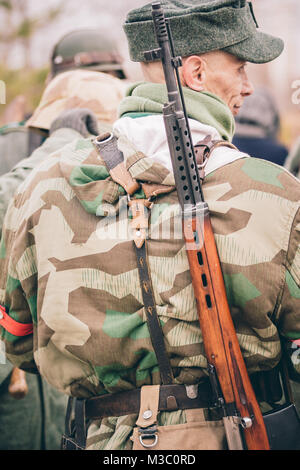 Gomel, Bélarus - 26 novembre 2016 : un soldat allemand avec un fusil automatique sur le dos de l'uniforme de l'Allemagne nazie Banque D'Images