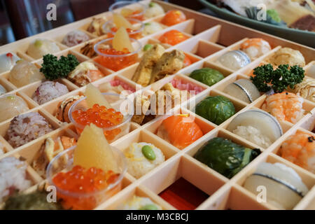 Set de sushis dans une boîte de bois carré Banque D'Images