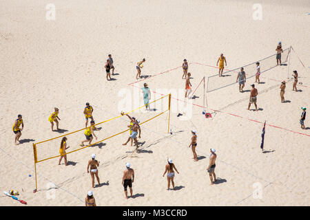 Les gens à jouer au volleyball de plage sur la plage de Tamarama à Sydney banlieue est un jour d'été,l'Australie Banque D'Images