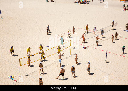 Les gens à jouer au volleyball de plage sur la plage de Tamarama à Sydney banlieue est un jour d'été,l'Australie Banque D'Images