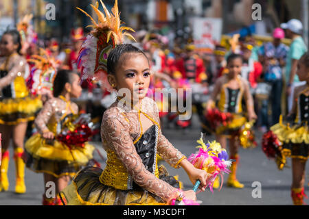 Les filles de l'école élémentaire de prendre part à une procession de la rue dans le cadre du festival Dinagyang,fêtes,Philippines 2018 Iloilo Banque D'Images