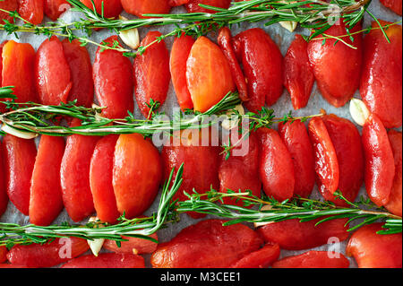 Tomates séchées au soleil ou arrachées au romarin, thym et ail Banque D'Images