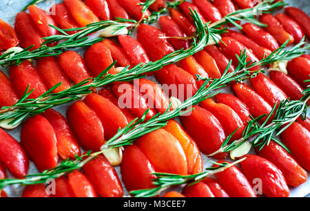 Tomates séchées au soleil ou arrachées au romarin, thym et ail Banque D'Images