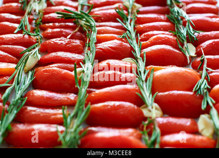 Tomates séchées au soleil ou arrachées au romarin, thym et ail Banque D'Images