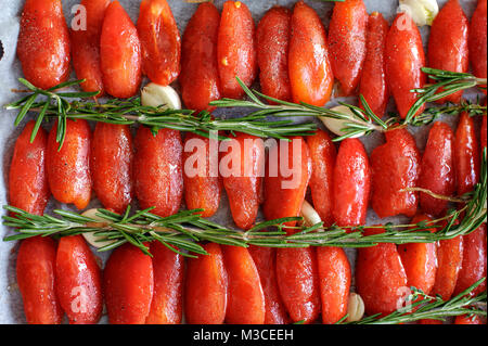 Tomates séchées au soleil ou arrachées au romarin, thym et ail Banque D'Images