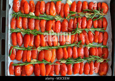 Tomates séchées au soleil ou arrachées au romarin, thym et ail Banque D'Images