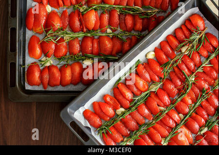 Tomates séchées au soleil ou arrachées au romarin, thym et ail Banque D'Images