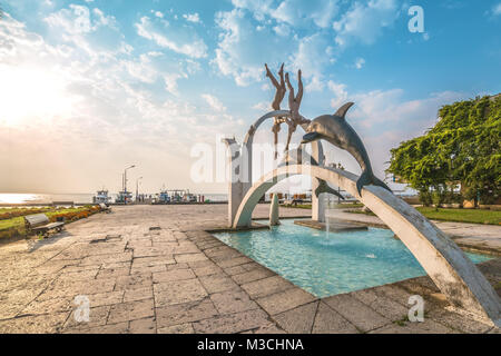 PITSUNDA, Abkhazie, le 23 septembre 2017 : célèbre composition sculpturale 'la mer', qui représente les pêcheurs de perles et les dauphins, dans la partie centrale de Pitsu Banque D'Images