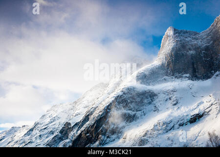 L'hiver dans la vallée de Romsdalen, Møre og Romsdal (Norvège). Le mist pointe couverte juste à droite du centre est Breitind, et le pic à droite est Semletind. Banque D'Images