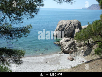 Mer plage donnant sur les eaux bleues et les grosses pierres. Mer noire. La Crimée Banque D'Images