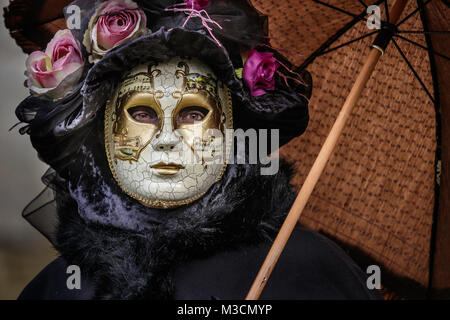 Schwäbisch Hall, Allemagne - Février 4, 2018 : Portrait d'un participant non identifié habillés en costume renaissance style vénitien et masque à la Banque D'Images