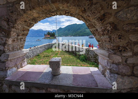 Our Lady of the Rocks Island, l'un des deux îlots de la côte de la ville de Perast dans la baie de Kotor, Monténégro avec Saint George sur l'arrière-plan Banque D'Images