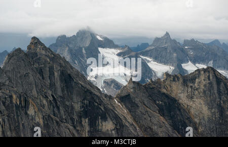 Survol du Arrigetch Peaks. Banque D'Images