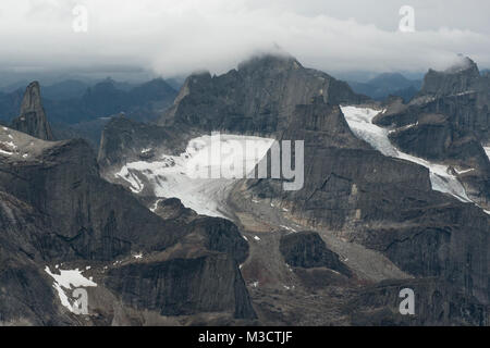 Survol du Arrigetch Peaks. Banque D'Images