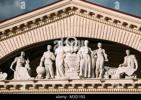 Minsk, Belarus. Fermer la vue d'une statue avec titre est gloire à travail le fronton de la Maison de la culture des syndicats du Bélarus. Banque D'Images