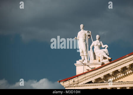 Minsk, Belarus. Fermer la vue d'une statue sur le toit de la Maison de la culture des syndicats du Bélarus sur fond bleu ciel. Banque D'Images