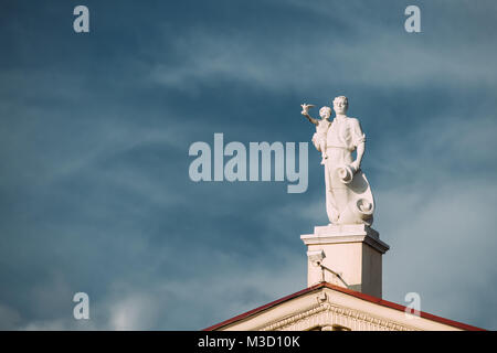 Minsk, Belarus. Fermer la vue d'une statue sur le toit de la Maison de la culture des syndicats du Bélarus sur fond bleu ciel. Banque D'Images