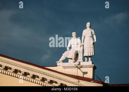 Minsk, Belarus. Fermer la vue d'une statue sur le toit de la Maison de la culture des syndicats du Bélarus sur fond bleu ciel. Banque D'Images