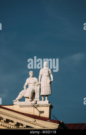 Minsk, Belarus. Fermer la vue d'une statue sur le toit de la Maison de la culture des syndicats du Bélarus sur fond bleu ciel. Banque D'Images