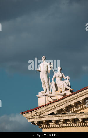 Minsk, Belarus. Fermer la vue d'une statue sur le toit de la Maison de la culture des syndicats du Bélarus sur fond bleu ciel. Banque D'Images