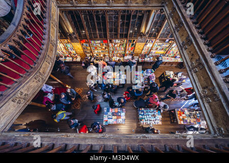 Les visiteurs dans l'une des plus célèbres librairies dans le monde entier, la Livraria Lello dans la ville de Porto au Portugal Banque D'Images