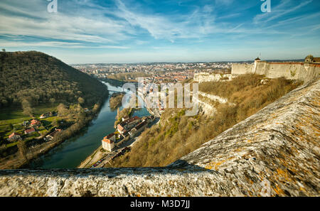 Doubs vue depuis la Citadelle de Besançon, une forteresse du xviième siècle conçu par Vauban pour Louis XIV. UNESCO World Heritage Site. Besançon. Bourgog Banque D'Images