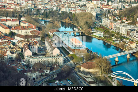 Une vue magnifique de la ville et rivière Doubs vu depuis le chemin de ronde de la Citadelle. Besançon. Le Doubs. Bourgogne-Franche-Comte. La France. Banque D'Images