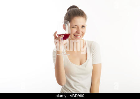 Jeune femme à boire le vin rouge Banque D'Images