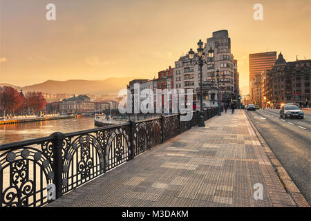 Pont sur la rivière Nervion Arenal. Bilbao. Gascogne. Pays Basque. L'Espagne. Banque D'Images