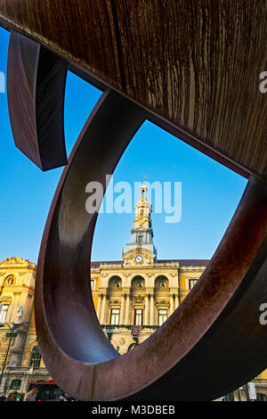 L'hôtel de ville vue à travers la sculpture d'ovoïdes, par Jorge Oteiza. Bilbao. Gascogne. Pays Basque. L'Espagne. Banque D'Images