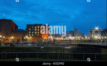Liverpool, Merseyside, Royaume-Uni - 20 Février 2009 : scène de nuit de l'Albert Dock et les toits des bâtiments de Liverpool Banque D'Images