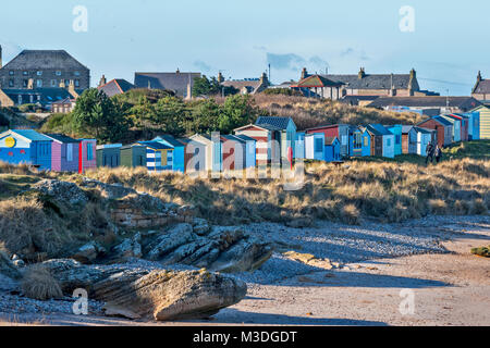 HOPEMAN SCOTLAND MORAY CABINES DE PLAGE DE COULEUR EN DESSOUS DU VILLAGE DE MAISONS DANS WINTER SUNSHINE Banque D'Images