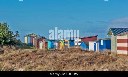 HOPEMAN SCOTLAND MORAY cabines de plage de couleur marron et des buissons de bruyère dans WINTER SUNSHINE Banque D'Images