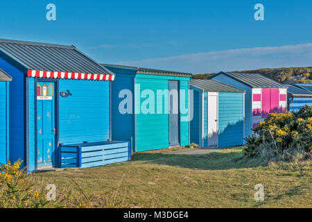 HOPEMAN SCOTLAND MORAY BEACH HUTS COULEUR SOLEIL EN HIVER Banque D'Images