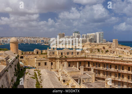 Vue de la ville de Sliema à partir de Fort Saint-elme à Valletta, Malte. Banque D'Images