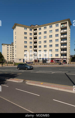 Maison de Newcastle peint en blanc appartements se détachent sur le ciel bleu (centre-ville de tour de logements sociaux) - Bradford, West Yorkshire, Angleterre, Royaume-Uni. Banque D'Images