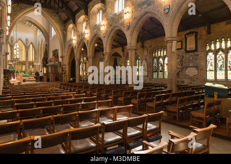 Intérieur de cathédrale de Bradford, vue face à l'est de la nef avec des arches en pierre, des vitraux et des rangées de sièges - West Yorkshire, Angleterre, Royaume-Uni. Banque D'Images