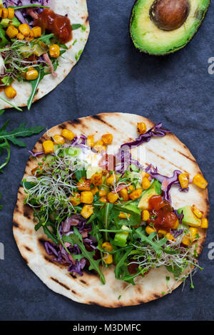 Tortillas de maïs avec Vegan, l'avocat, le chou rouge et pousses de broccoli Banque D'Images