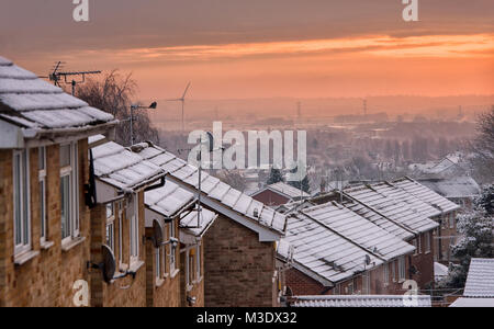 Lever du soleil sur les toits couverts de neige de maisons de Gedling, Lancashire England UK Banque D'Images