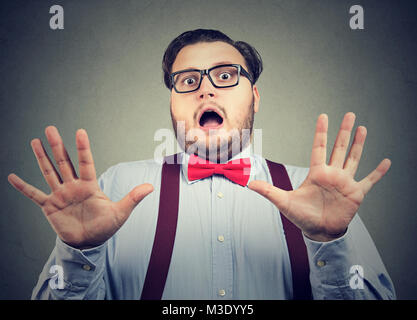 Portrait de jeune homme stupéfait avec choc à la caméra à l'expressive. Banque D'Images