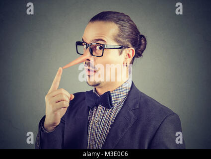 Menteur businessman with long nez Banque D'Images