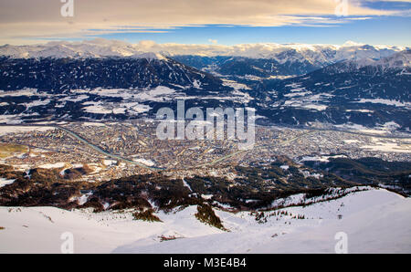 INNSBRUCK, Autriche - 26 janvier : (NOTE DU RÉDACTEUR : la latitude d'exposition de cette image a été numériquement augmenté.) Innsbruck et les Alpes sont vu du Mont Hafelekar le 26 janvier 2018 à Innsbruck, en Autriche. Banque D'Images