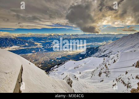 INNSBRUCK, Autriche - 26 janvier : (NOTE DU RÉDACTEUR : Cette image HDR a été numériquement comme composite.) Innsbruck et les Alpes sont vu du Mont Hafelekar le 26 janvier 2018 à Innsbruck, en Autriche. Banque D'Images