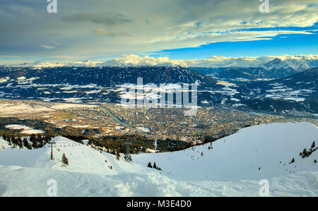 INNSBRUCK, Autriche - 26 janvier : (NOTE DU RÉDACTEUR : Cette image HDR a été numériquement comme composite.) Innsbruck et les Alpes sont vu du Mont Seegrube le 26 janvier 2018 à Innsbruck, en Autriche. Banque D'Images