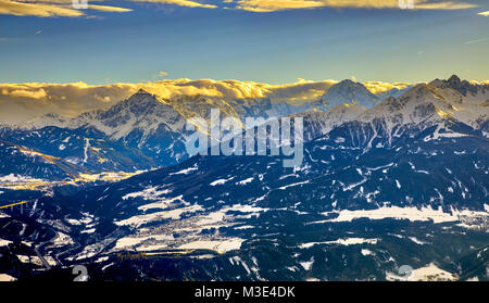 INNSBRUCK, Autriche - 26 janvier : (NOTE DU RÉDACTEUR : Cette image HDR a été numériquement comme composite.) Les Alpes sont vues du Mont Seegrube le 26 janvier 2018 à Innsbruck, en Autriche. Banque D'Images