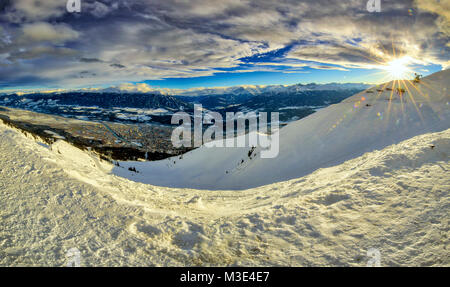 INNSBRUCK, Autriche - 26 janvier : (NOTE DU RÉDACTEUR : Cette image HDR a été numériquement comme composite.) Innsbruck et les Alpes sont vu du Mont Seegrube le 26 janvier 2018 à Innsbruck, en Autriche. Banque D'Images